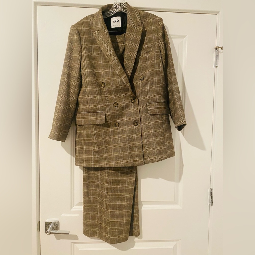 Zara suit Jacket size small ( very oversized) pants Med